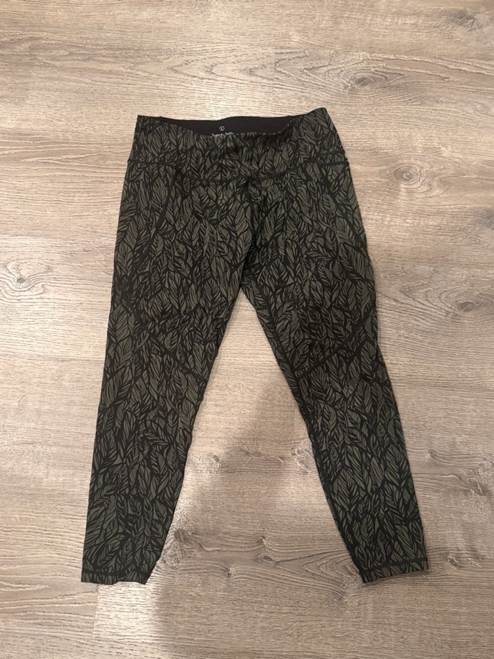 Sweaty Betty Power Leggings size L Black & Olive Green Leaf pattern